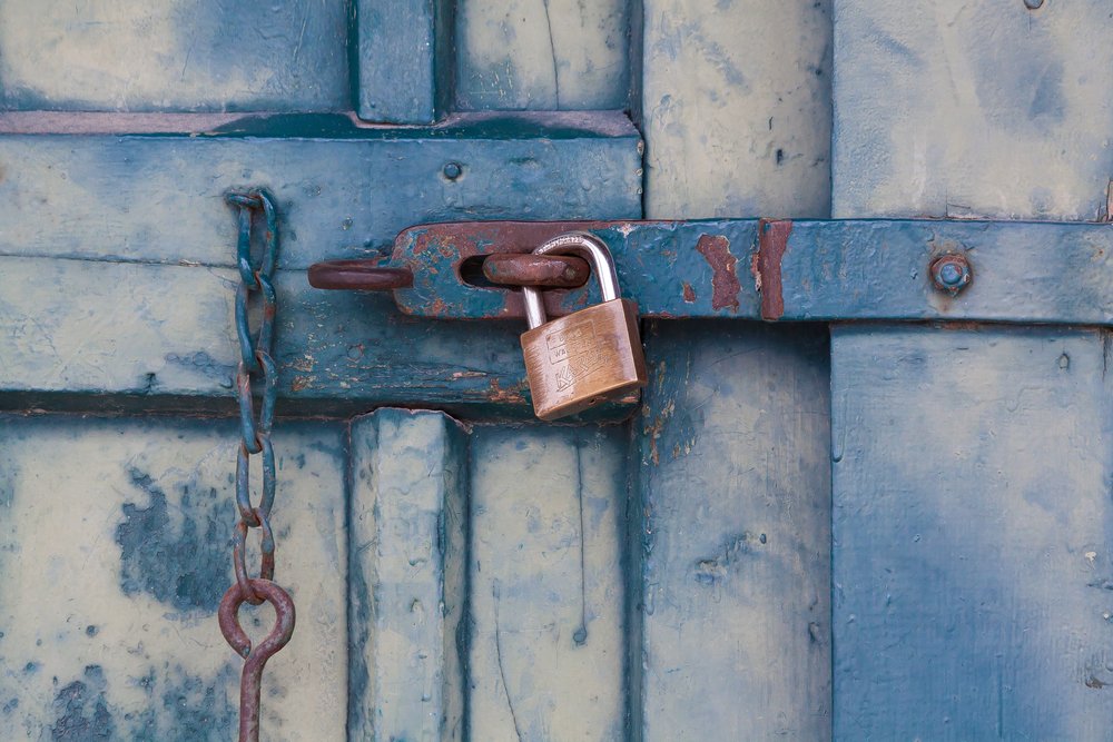 Foto: Verriegelte Tür. So lieber nicht. Barrierefreies Webdesign ermöglicht Zugänglichkeit.
